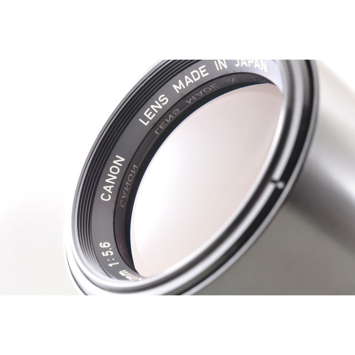 【中古】Canon AE-1 シルバー 35mm 一眼レフ フィルムカメラ + FD 100-200mm f/5.6 望遠ズームレンズ キャノンセット S/N: 1556941