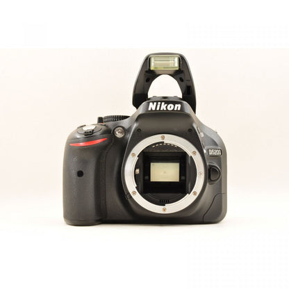 【中古】Nikon D5200 24.1MP Black デジタル一眼レフカメラ+Nikon AF-S DX 18-55mm f3.5-5.6G VR 交換レンズ 約1430ショット