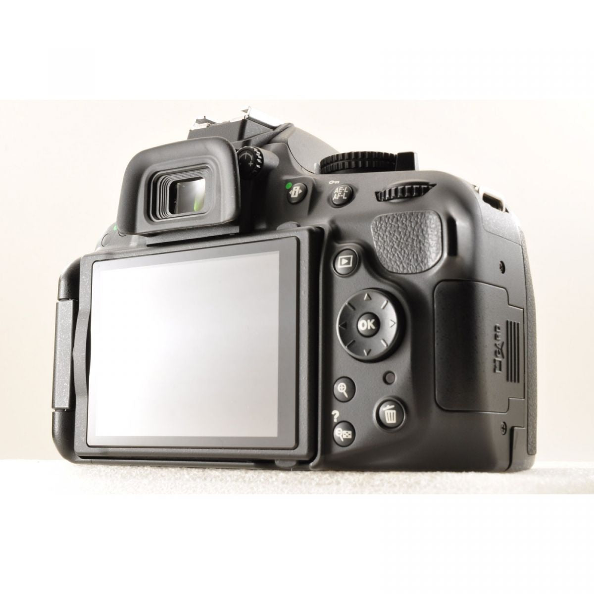 【中古】Nikon D5200 24.1MP Black デジタル一眼レフカメラ+Nikon AF-S DX 18-55mm f3.5-5.6G VR 交換レンズ 約1430ショット
