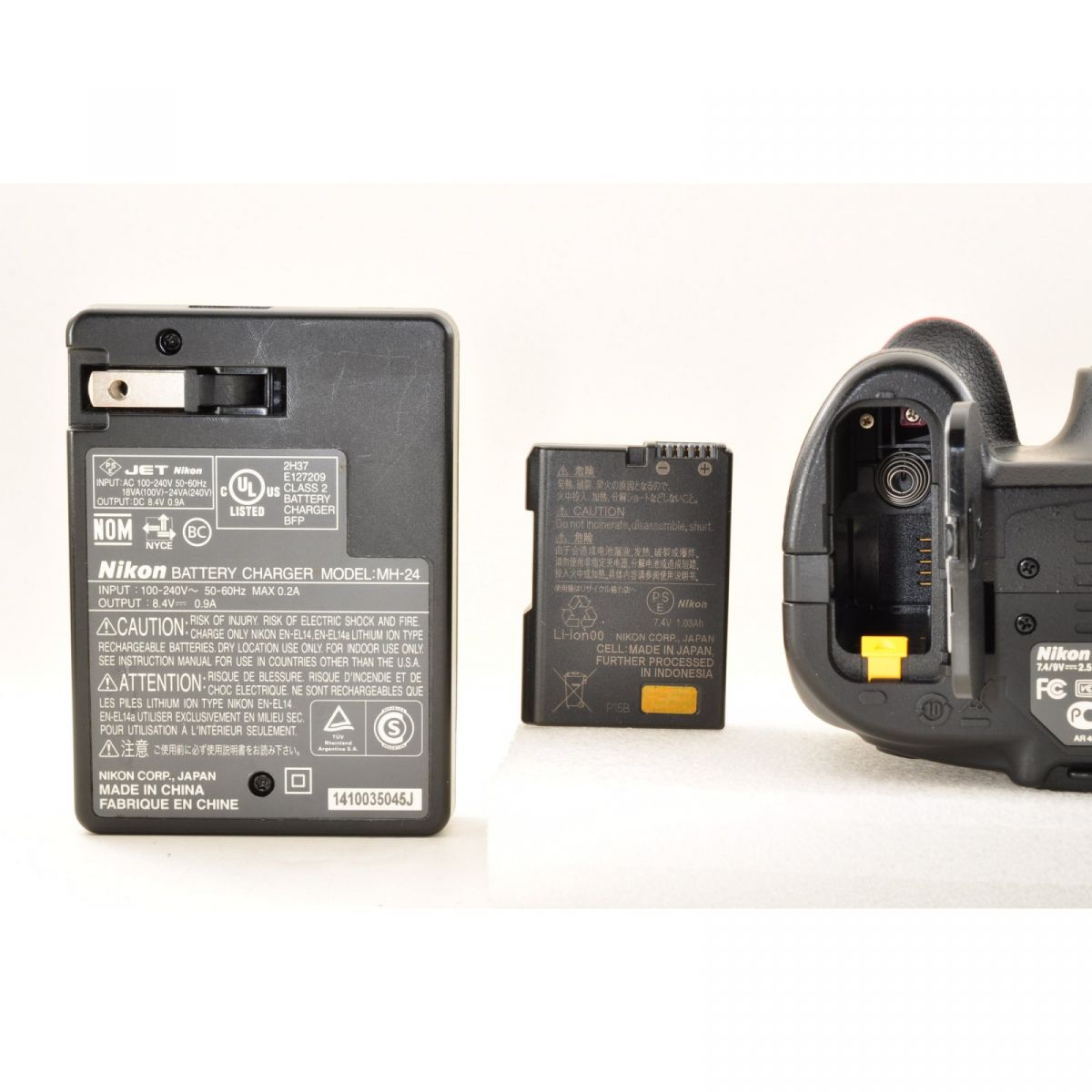 【中古】Nikon D5200 24.1MP Black デジタル一眼レフカメラ+Nikon AF-S DX 18-55mm f3.5-5.6G VR 交換レンズ 約1430ショット