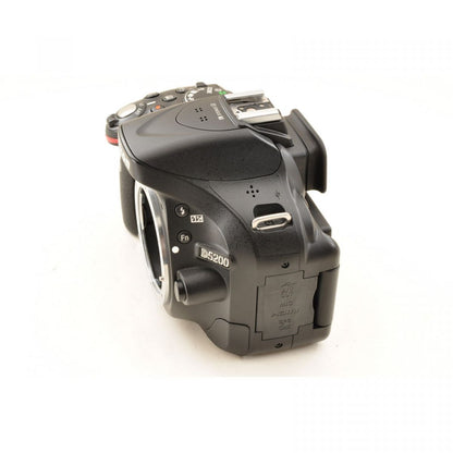 【中古】Nikon D5200 24.1MP Black デジタル一眼レフカメラ+Nikon AF-S DX 18-55mm f3.5-5.6G VR 交換レンズ 約1430ショット