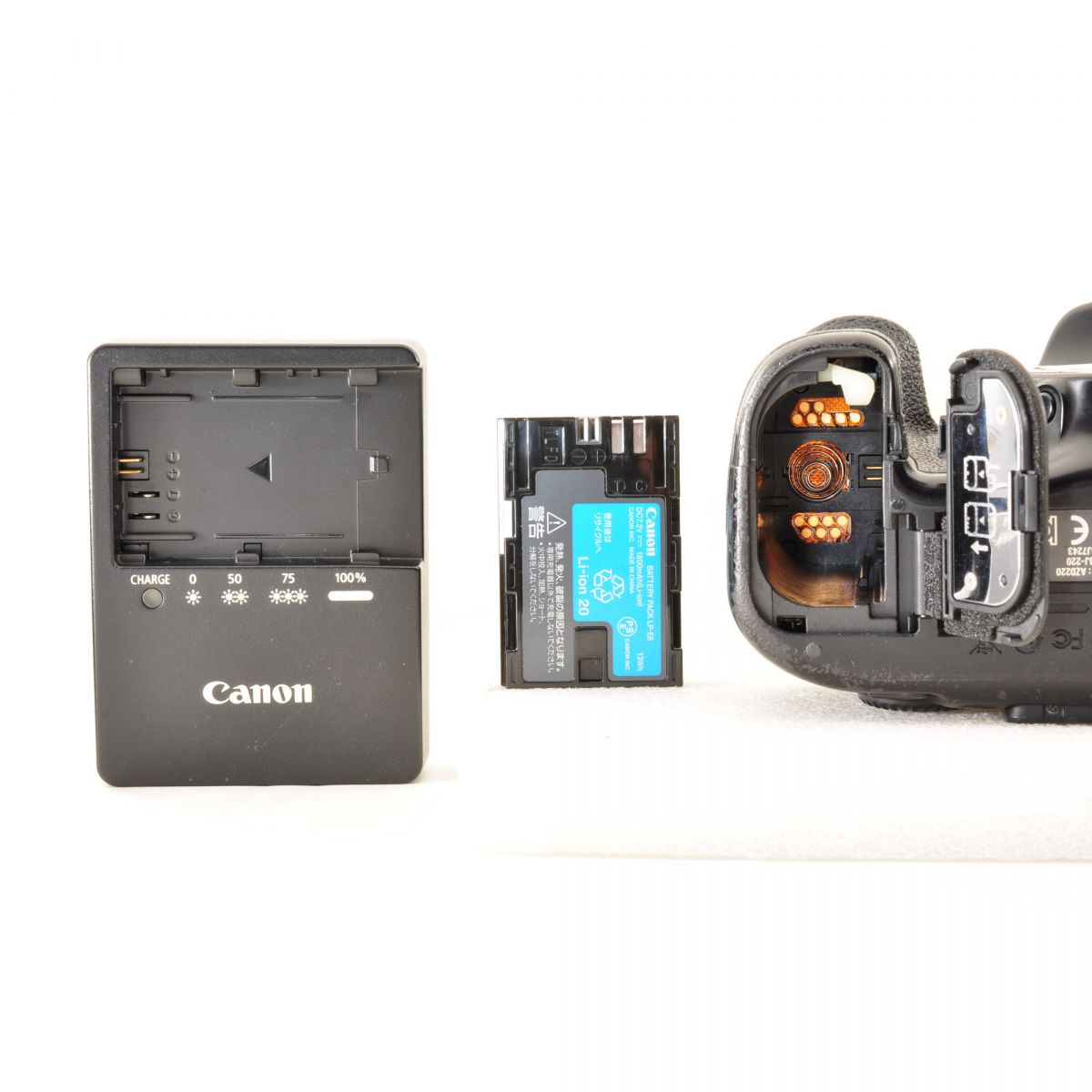 【中古】Canon EOS 70D EF-S 18-135mm F3.5-5.6 IS USM 20.2MP ズームレンズ セット 一眼レフ デジタルカメラ キヤノン