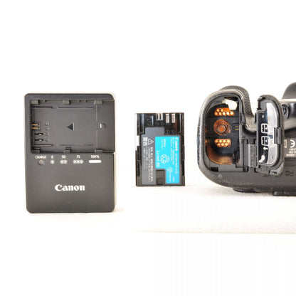 【中古】Canon EOS 70D EF-S 18-135mm F3.5-5.6 IS USM 20.2MP ズームレンズ セット 一眼レフ デジタルカメラ キヤノン