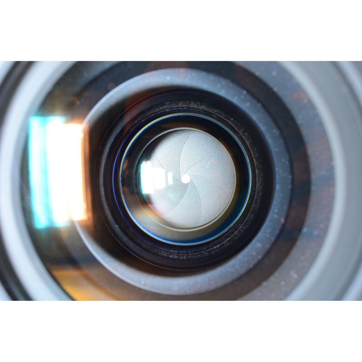 【中古】Nikon Ai-s NIKKOR 24mm f/2 単焦点 広角 カメラレンズ フード付 ニコン