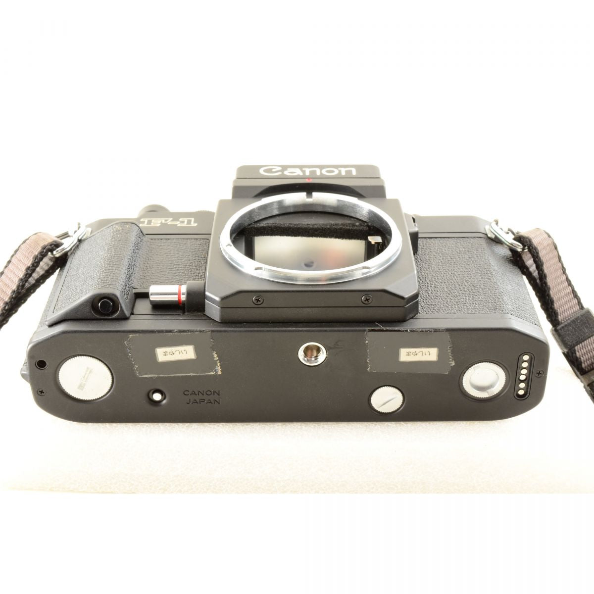 【中古】Canon New F-1 アイレベル 35mm 一眼レフフィルムカメラ + New FD 24mm f/2.8 広角 単焦点レンズ キャノン S/N: 121748