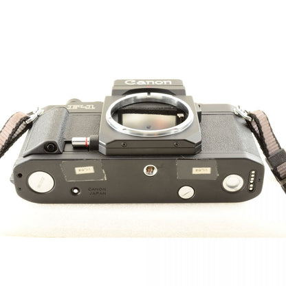 【中古】Canon New F-1 アイレベル 35mm 一眼レフフィルムカメラ + New FD 24mm f/2.8 広角 単焦点レンズ キャノン S/N: 121748