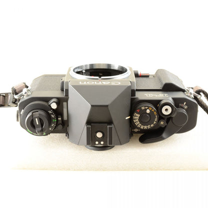 【中古】Canon New F-1 アイレベル 35mm 一眼レフフィルムカメラ + New FD 24mm f/2.8 広角 単焦点レンズ キャノン S/N: 121748