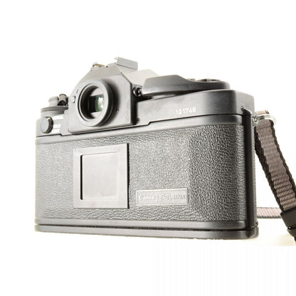 【中古】Canon New F-1 アイレベル 35mm 一眼レフフィルムカメラ + New FD 24mm f/2.8 広角 単焦点レンズ キャノン S/N: 121748