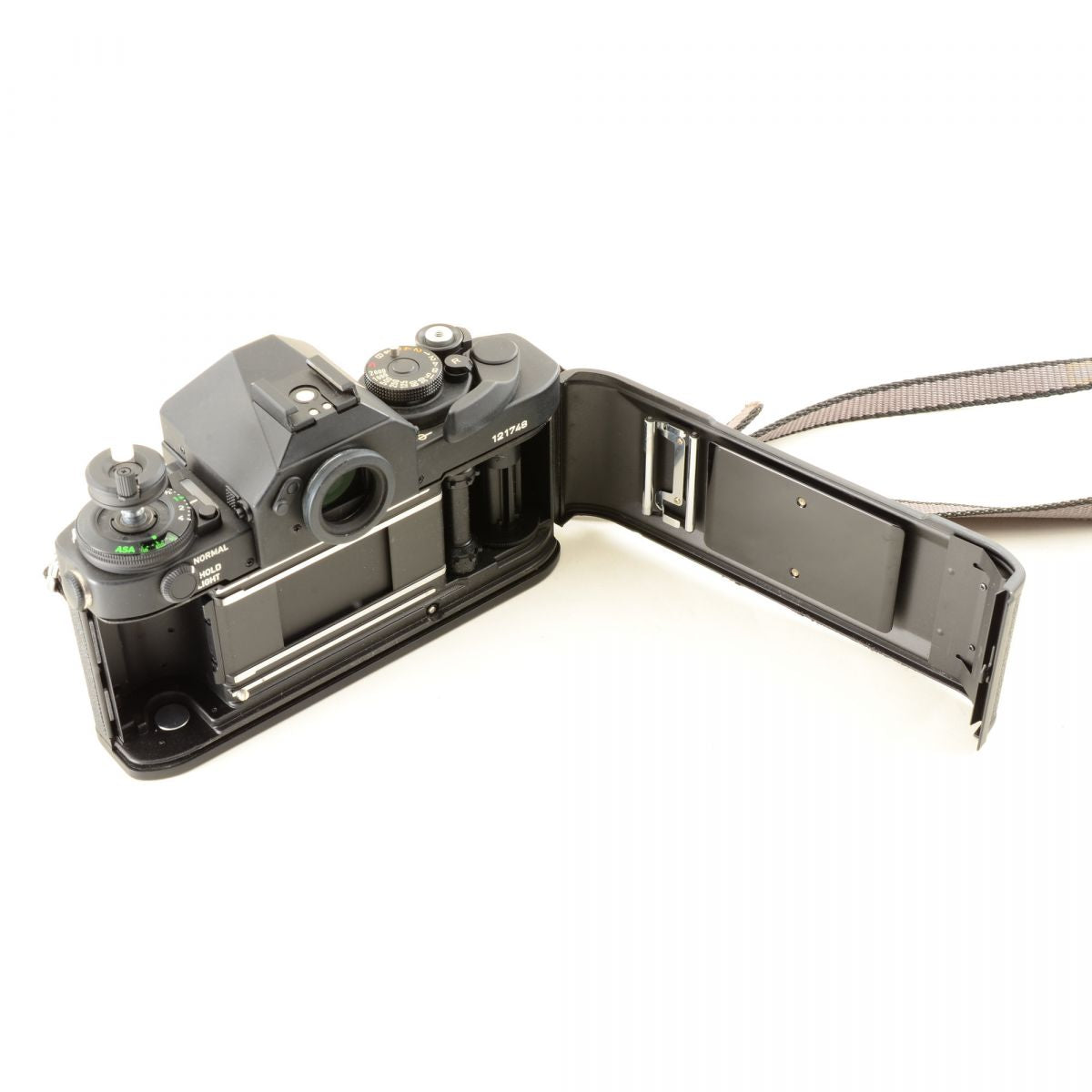【中古】Canon New F-1 アイレベル 35mm 一眼レフフィルムカメラ + New FD 24mm f/2.8 広角 単焦点レンズ キャノン S/N: 121748