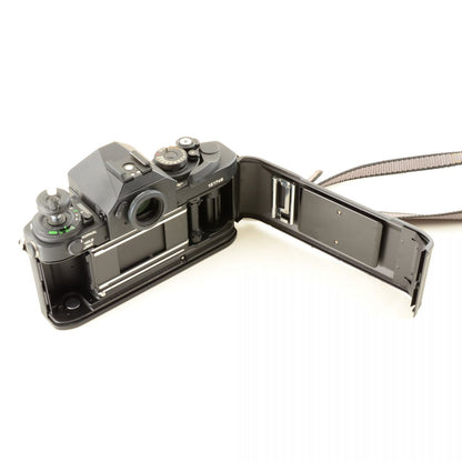 【中古】Canon New F-1 アイレベル 35mm 一眼レフフィルムカメラ + New FD 24mm f/2.8 広角 単焦点レンズ キャノン S/N: 121748