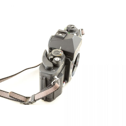 【中古】Canon New F-1 アイレベル 35mm 一眼レフフィルムカメラ + New FD 24mm f/2.8 広角 単焦点レンズ キャノン S/N: 121748