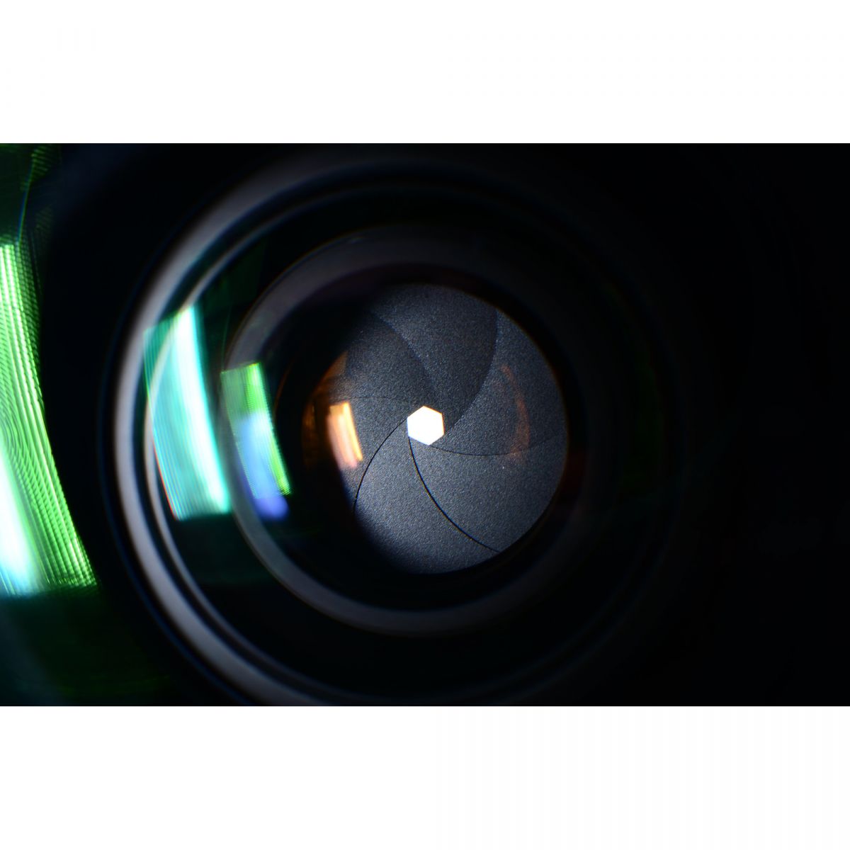 【中古】Canon New F-1 アイレベル 35mm 一眼レフフィルムカメラ + New FD 24mm f/2.8 広角 単焦点レンズ キャノン S/N: 121748