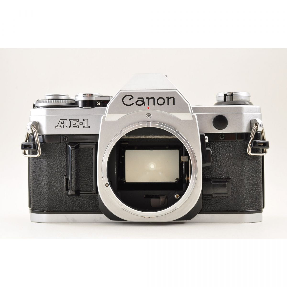 【中古】Canon AE-1 シルバー 35mm 一眼レフ フィルムカメラ + FD 100-200mm f/5.6 望遠ズームレンズ キャノンセット S/N: 1556941