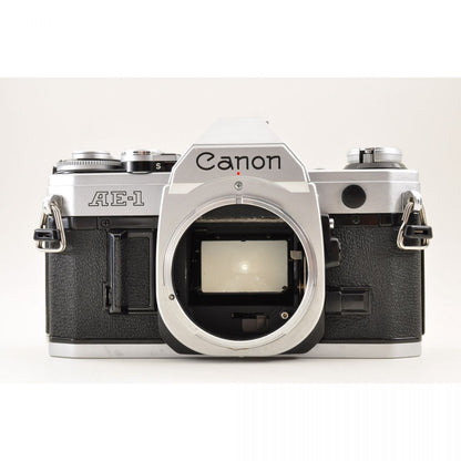 【中古】Canon AE-1 シルバー 35mm 一眼レフ フィルムカメラ + FD 100-200mm f/5.6 望遠ズームレンズ キャノンセット S/N: 1556941