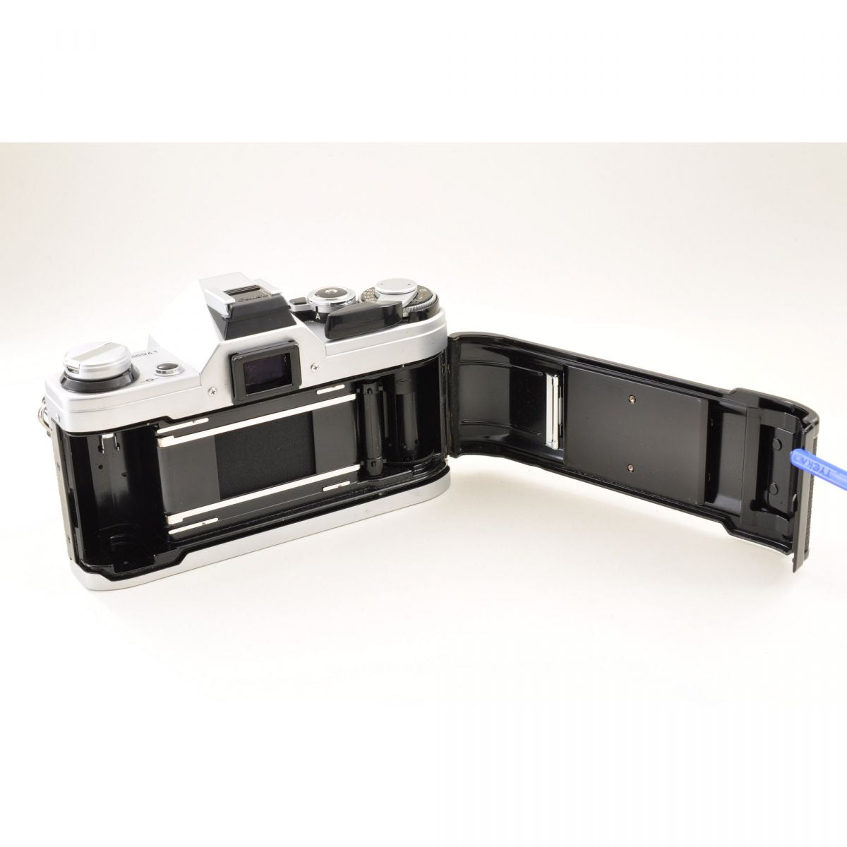 【中古】Canon AE-1 シルバー 35mm 一眼レフ フィルムカメラ + FD 100-200mm f/5.6 望遠ズームレンズ キャノンセット S/N: 1556941