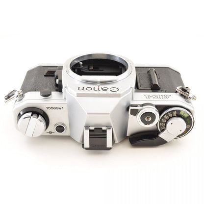 【中古】Canon AE-1 シルバー 35mm 一眼レフ フィルムカメラ + FD 100-200mm f/5.6 望遠ズームレンズ キャノンセット S/N: 1556941