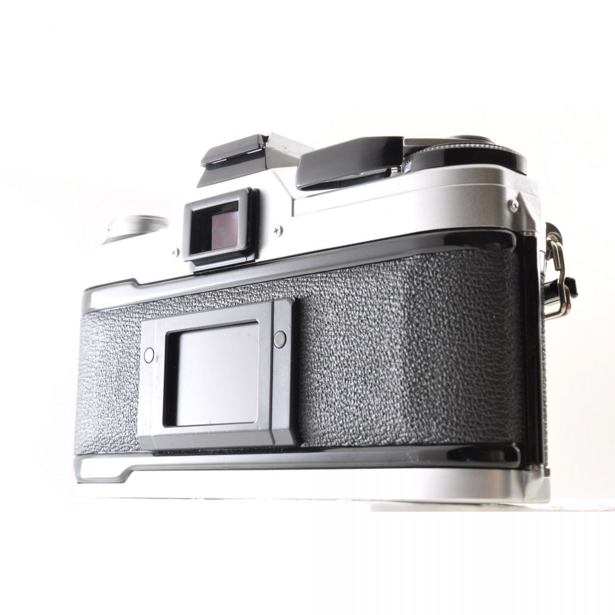 【中古】Canon AE-1 シルバー 35mm 一眼レフ フィルムカメラ + FD 100-200mm f/5.6 望遠ズームレンズ キャノンセット S/N: 1556941