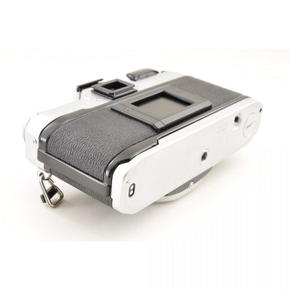 【中古】Canon AE-1 シルバー 35mm 一眼レフ フィルムカメラ + FD 100-200mm f/5.6 望遠ズームレンズ キャノンセット S/N: 1556941