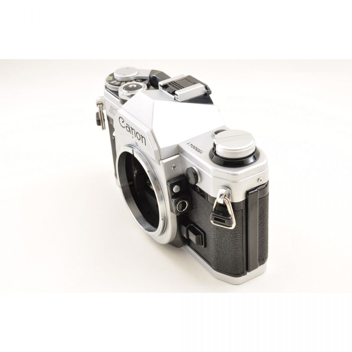 【中古】Canon AE-1 シルバー 35mm 一眼レフ フィルムカメラ + FD 100-200mm f/5.6 望遠ズームレンズ キャノンセット S/N: 1556941