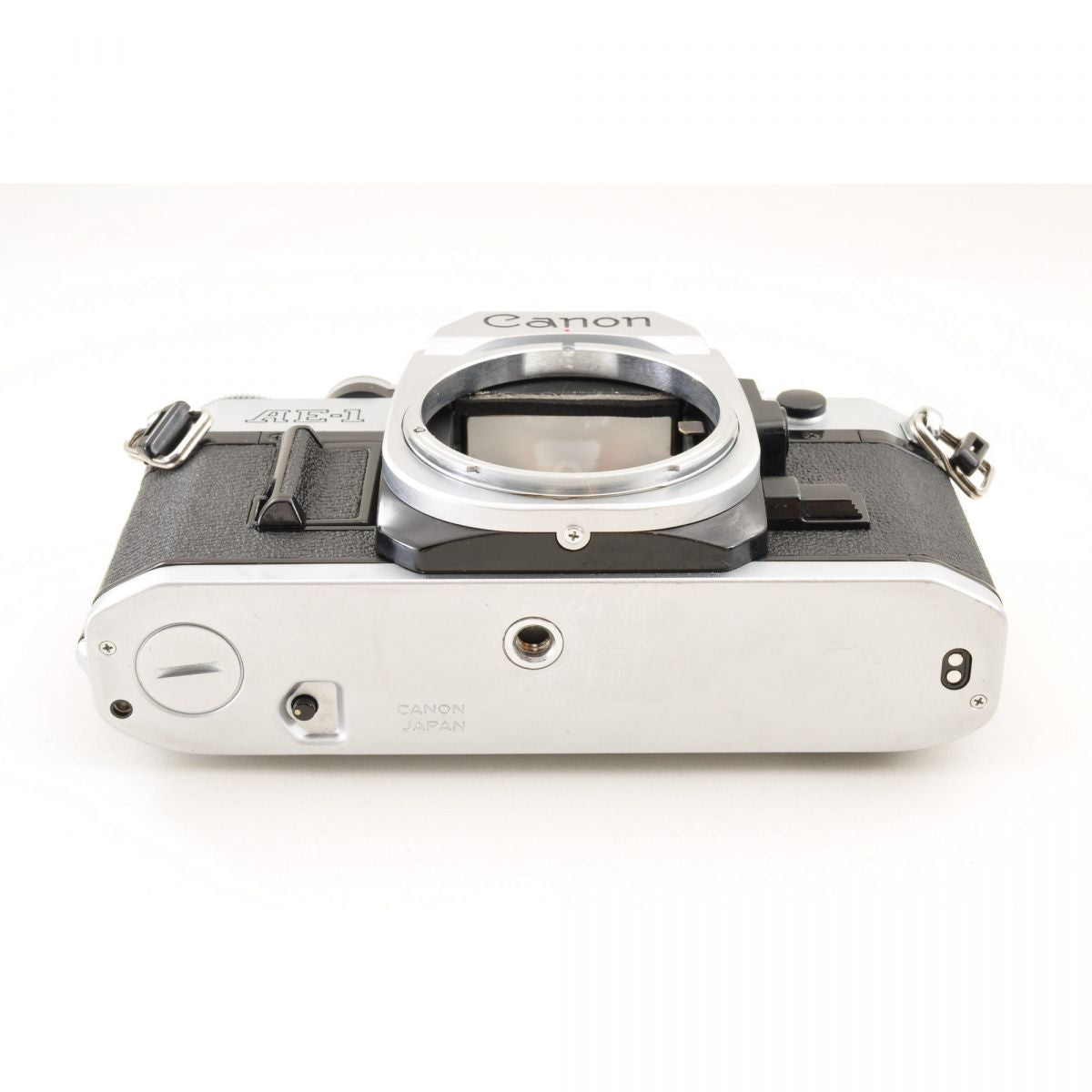 【中古】Canon AE-1 シルバー 35mm 一眼レフ フィルムカメラ + FD 100-200mm f/5.6 望遠ズームレンズ キャノンセット S/N: 1556941