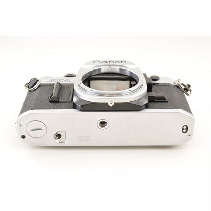 【中古】Canon AE-1 シルバー 35mm 一眼レフ フィルムカメラ + FD 100-200mm f/5.6 望遠ズームレンズ キャノンセット S/N: 1556941
