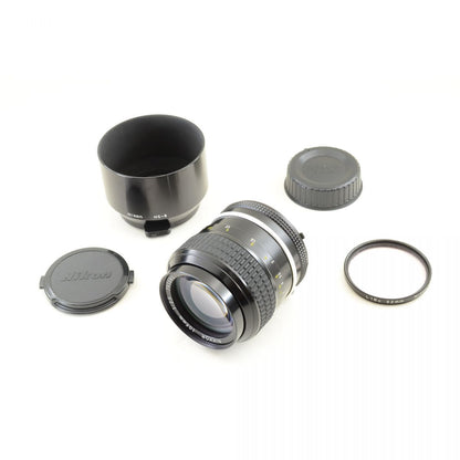 【中古】Nikon Ai NIKKOR 105mm f/2.5 中望遠 単焦点レンズ HS-8メタルフード付 ニコン S/N: 791596