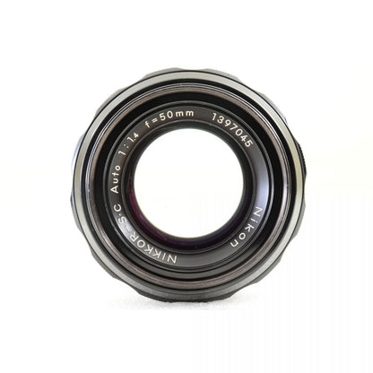 【中古】Nikon F2 フォトミック シルバー DP-1 フィルムカメラ + NIKKOR-S.C Auto 50mm f/1.4 非Ai 標準 単焦点レンズ ニコン S/N: 7257303
