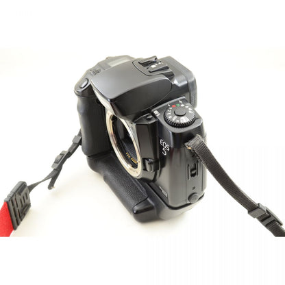 【中古】Canon EOS 5 QD 35mm フィルムカメラ + 縦位置グリップ VG10 + EF 28-105mm f/3.5-4.5 USM ズームレンズ キャノン S/N: 1099719