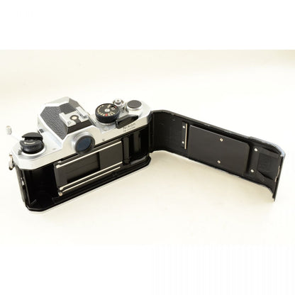 【中古】Nikon FM シルバー 35mm フィルムカメラ + Ai NIKKOR 50mm f/1.4 標準 単焦点レンズ ニコン S/N: 2157536