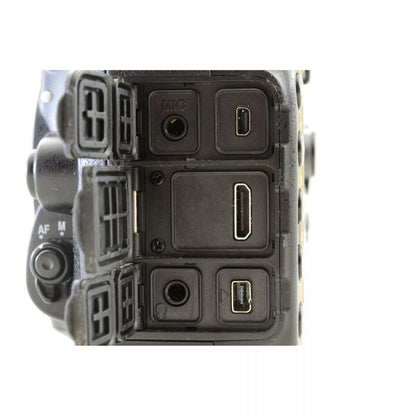 【中古】Nikon D7200 24.2MP デジタル 一眼レフ カメラ ボディ 元箱付 ニコン S/N: 2005305