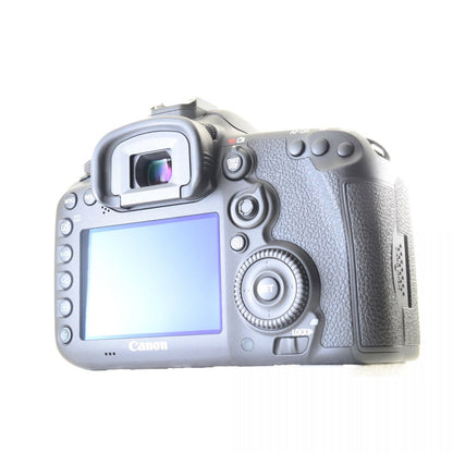 【中古】Canon EOS 7D Mark II デジタル一眼レフカメラ EF-S 18-135mm f/3.5-5.6 IS ズーム キヤノン セット S/N:321055000392