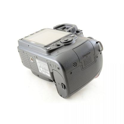 【中古】Nikon D90 AF-S DX NIKKOR 18-200mm f/3.5-5.6G ED VR レンズキット ニコン S/N: 2043615