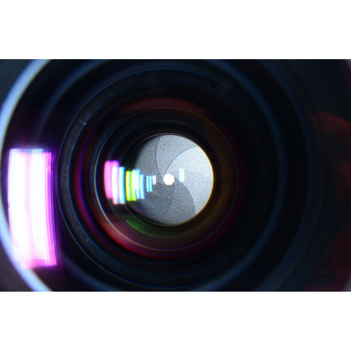 【中古】Nikon AF NIKKOR 20mm f/2.8 HB-1フード付き 広角 単焦点 カメラレンズ 交換レンズ ニコン S/N:201688