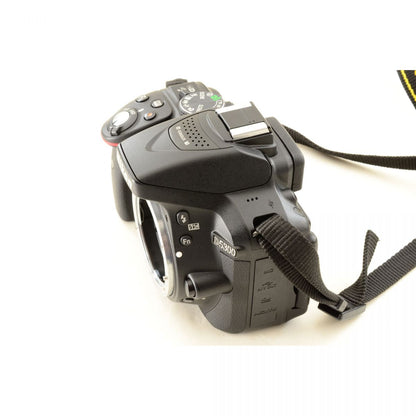 【中古】Nikon D5300 2416万画素 デジタル一眼レフカメラ ブラック ニコン S/N:2124558