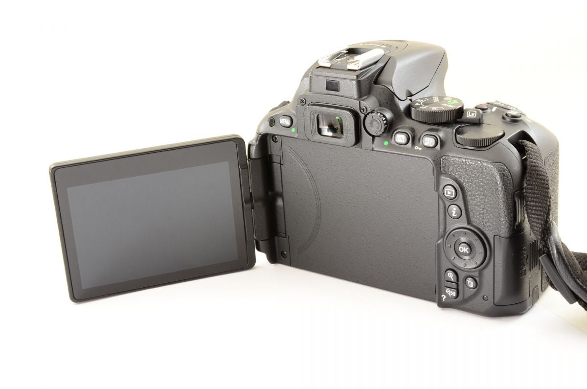 【中古】Nikon D5500 24.2MP デジタル一眼レフカメラ ブラック ニコン S/N:2006140