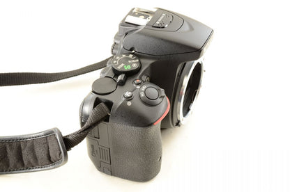 【中古】Nikon D5500 24.2MP デジタル一眼レフカメラ ブラック ニコン S/N:2006140