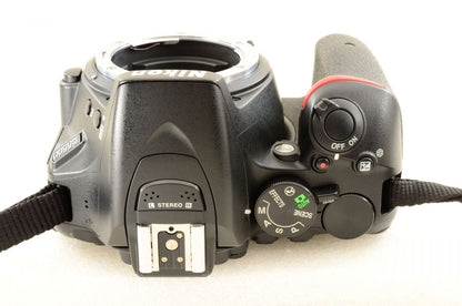 【中古】Nikon D5500 24.2MP デジタル一眼レフカメラ ブラック ニコン S/N:2006140