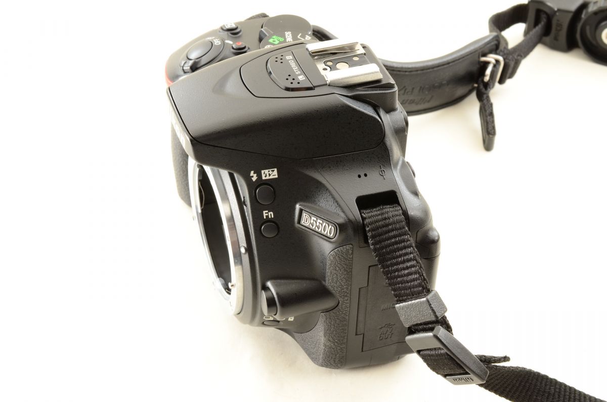 【中古】Nikon D5500 24.2MP デジタル一眼レフカメラ ブラック ニコン S/N:2006140