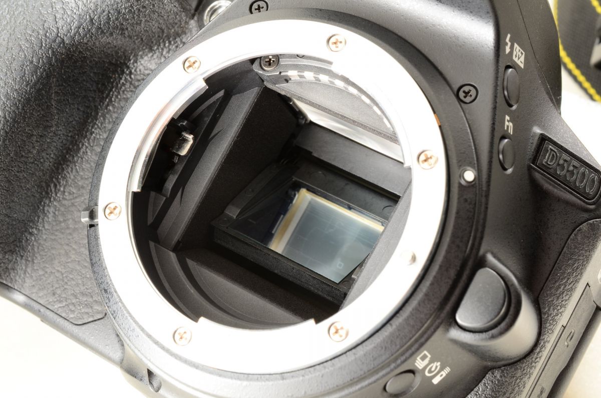 【中古】Nikon D5500 24.2MP デジタル一眼レフカメラ ブラック ニコン S/N:2006140