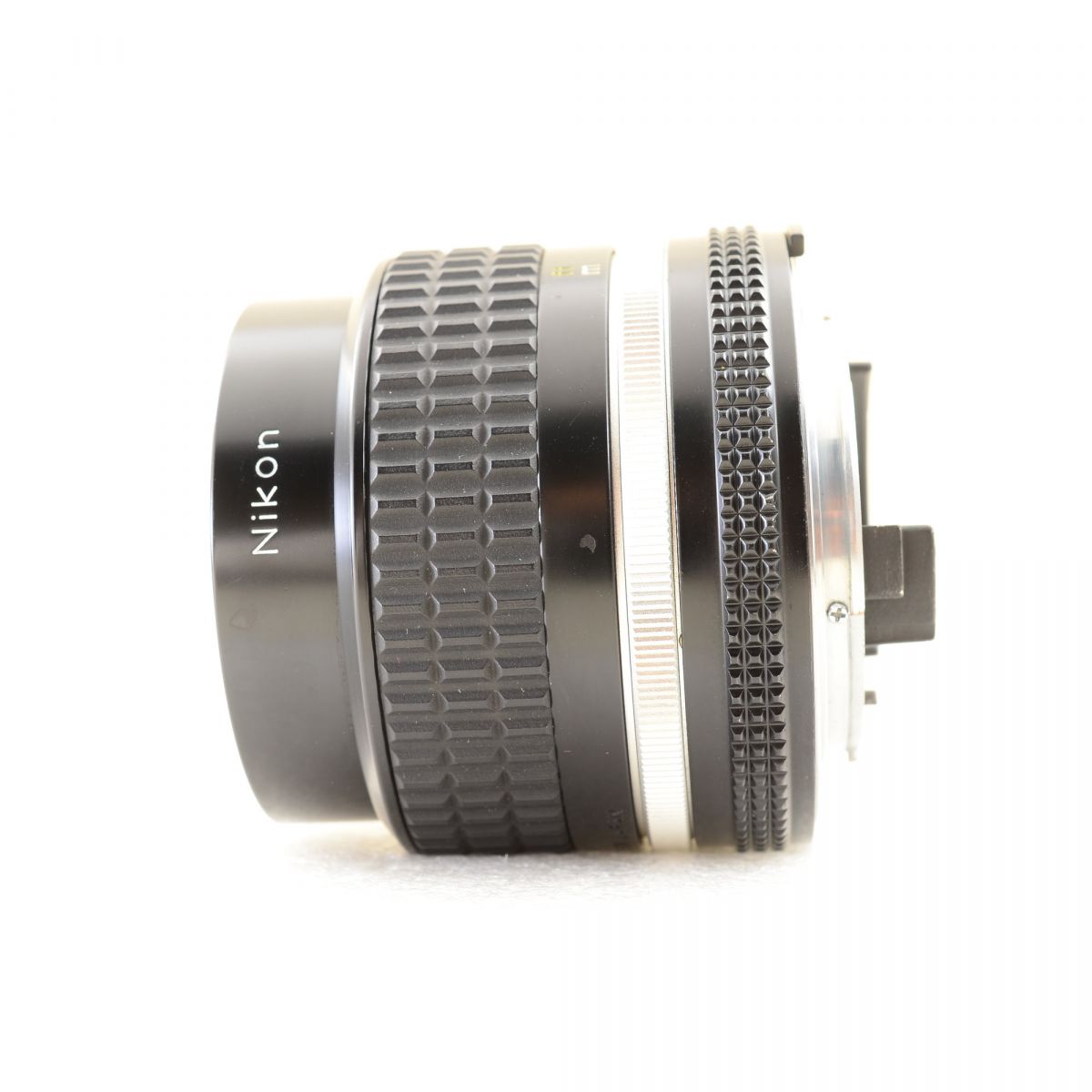 【中古】Nikon Ai-s NIKKOR 24mm f/2 単焦点 広角 カメラレンズ フード付 ニコン