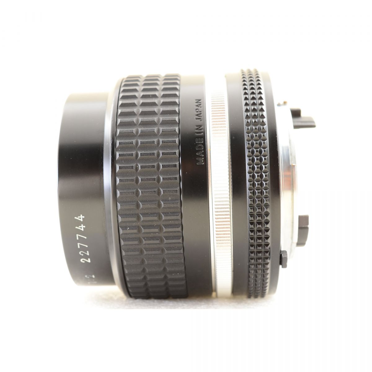 【中古】Nikon Ai-s NIKKOR 24mm f/2 単焦点 広角 カメラレンズ フード付 ニコン