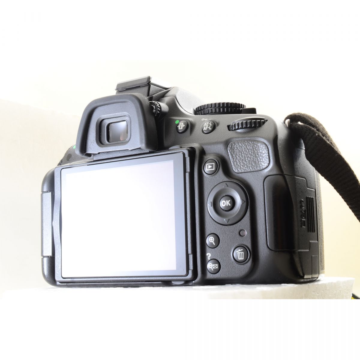 【中古】Nikon D5100 16.2MP デジタルカメラ ブラック AF-S DX Nikkor 18-105mm f/3.5-5.6 G ED VR レンズ