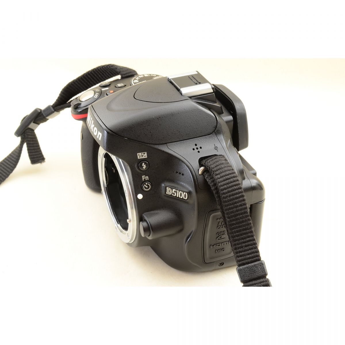 【中古】Nikon D5100 16.2MP デジタルカメラ ブラック AF-S DX Nikkor 18-105mm f/3.5-5.6 G ED VR レンズ